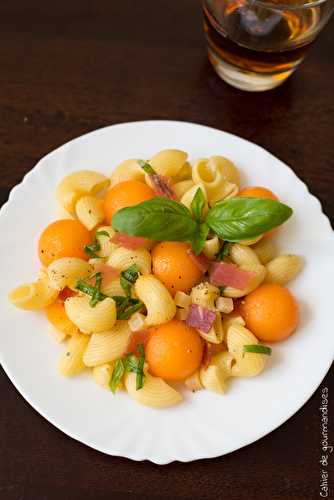 Salade de pâtes au melon, jambon cru et parmesan