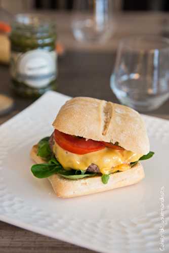 Cheeseburger au confit de cornichons