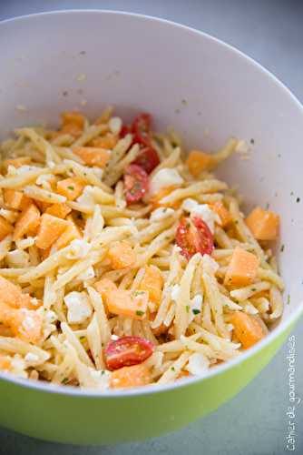 Salade de pâtes au melon, tomates cerises et feta