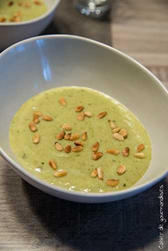 Soupe de vert de poireaux, pignons de pin torréfiés au sel