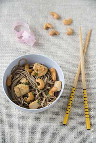 Nouilles soba sautées au poulet et noix de cajou