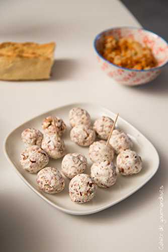 Bouchées au fromage, lard et amandes