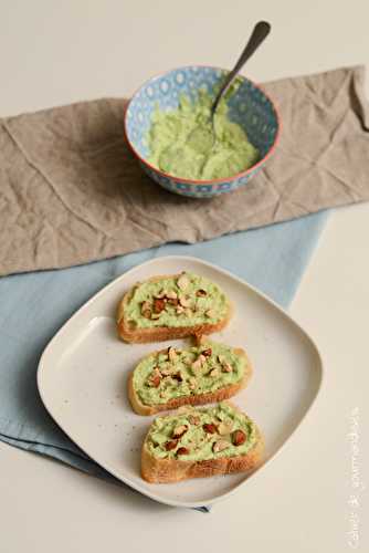 Tartines de fromage frais et avocat