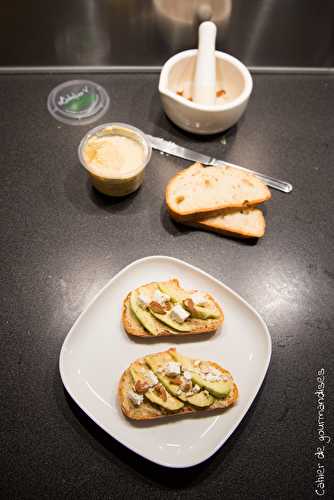 Tartines houmous avocat feta