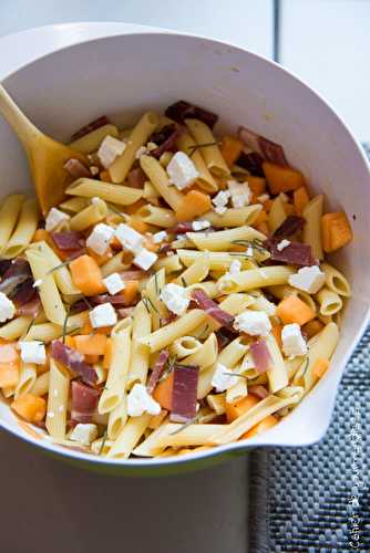 Salade de pâtes au melon, féta et jambon cru