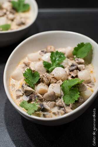 Soupe thai aux champignons et noix de Saint-Jacques