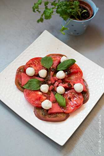 Salade de tomates anciennes, pastèque et mozzarella