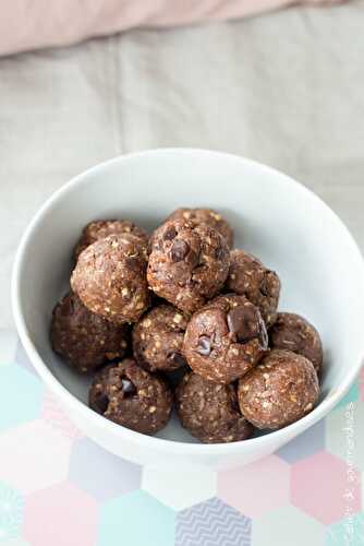 Encas format boule aux dattes, chocolat et flocons d'avoine