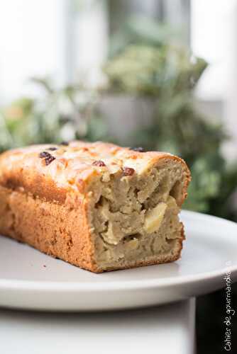 Gâteau enfantin au yaourt, pommes et raisins