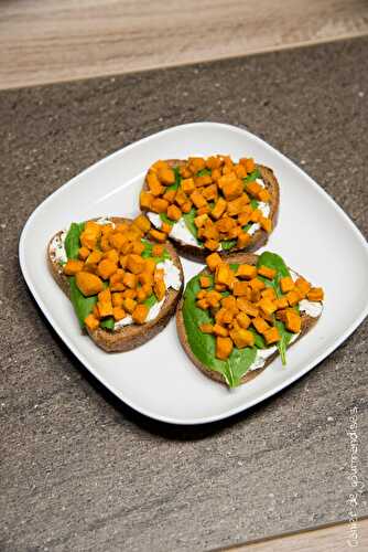 Tartines de fromage frais, patates douces et pousses d’épinards