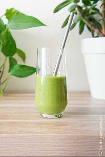 Green smoothie aux épinards, banane et kiwi