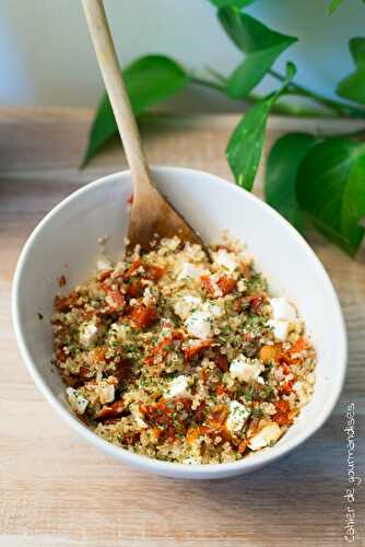Salade de quinoa aux tomates séchées, fêta et amandes