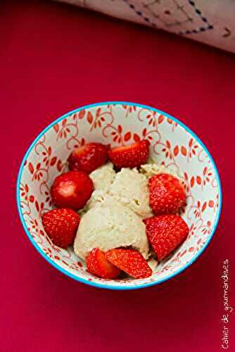 Glace au lait d'avoine et fraises de saison