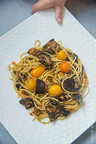 Spaghettis aux tomates cerises et aubergines rôties