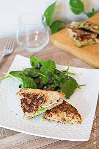 Croque vegan avocat champignons et pousses d'épinards