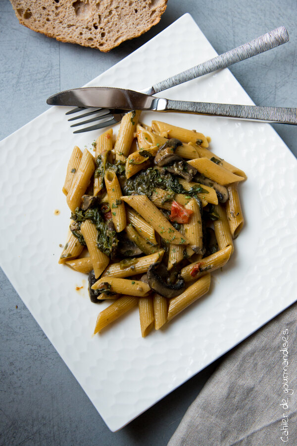 Pâtes légères aux épinards, champignons et tomates