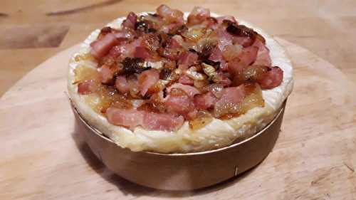 Camembert aux oignons & lardons au four