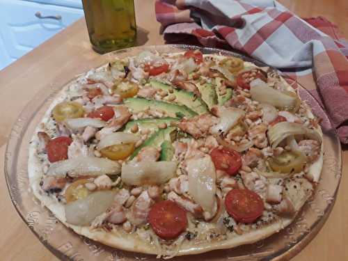 Pizza poulet, avocat, tomates cerise & pignons de pin sur lit de crème moutardée à l'ancienne