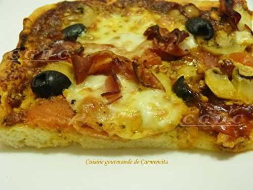 Pizza au jambon Speck et mozzarella au pesto rosso et olives noires - Cuisine Gourmande De Carmencita