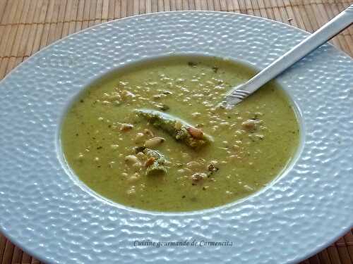 Potage d'asperges vertes au pesto ail des ours et pignons