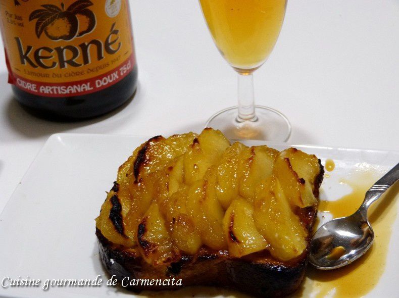 Brioche perdue aux pommes et sauce caramel au beurre salé et cidre doux