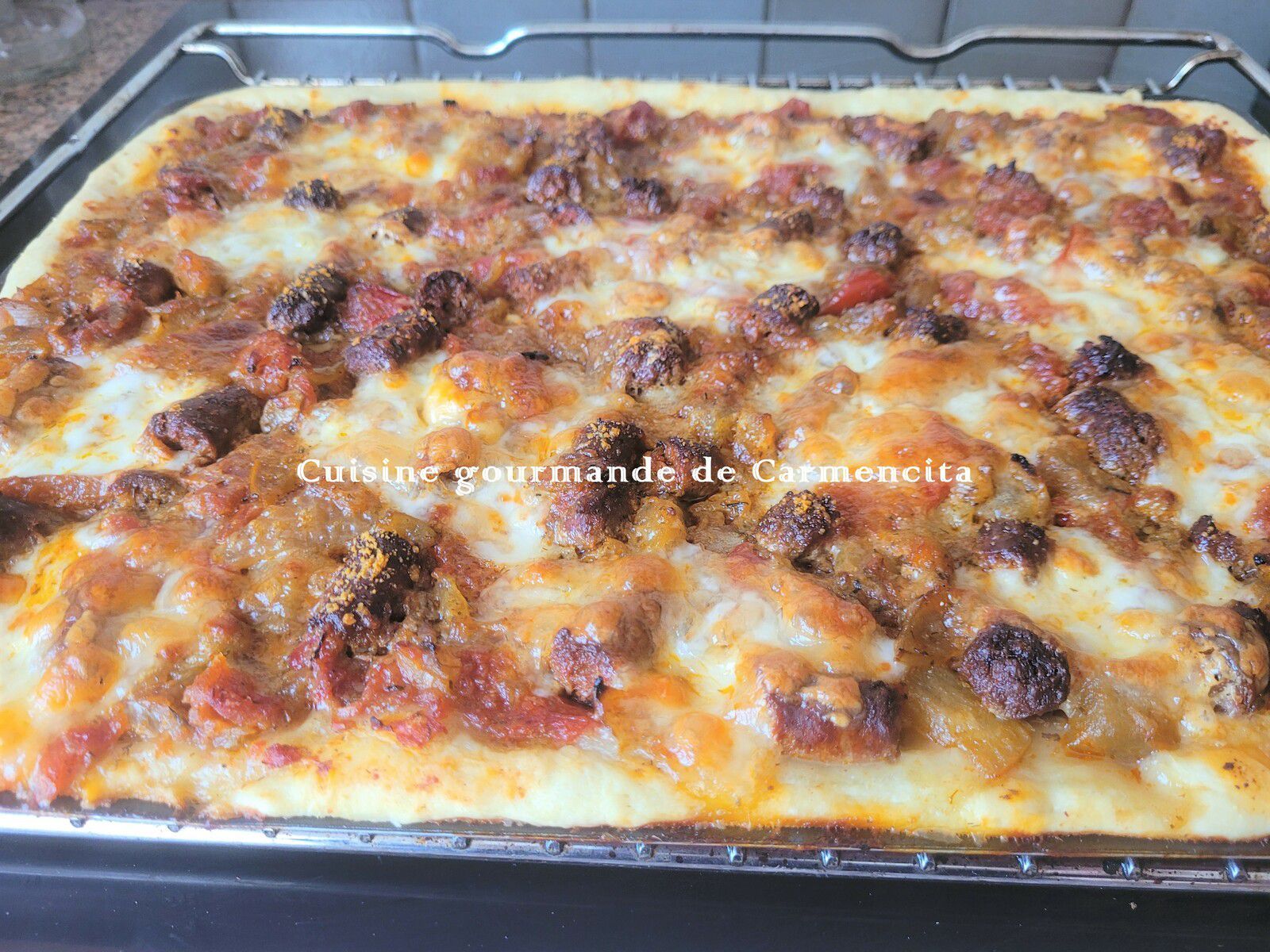 Pizza aux merguez frita et mozzarella