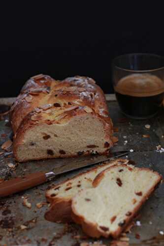 Brioche tressée aux raisins secs