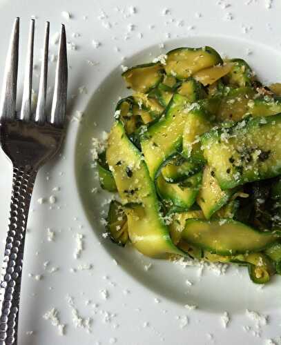 Farine d'étoiles: Tagliatelles de riz, courgettes, ail noir