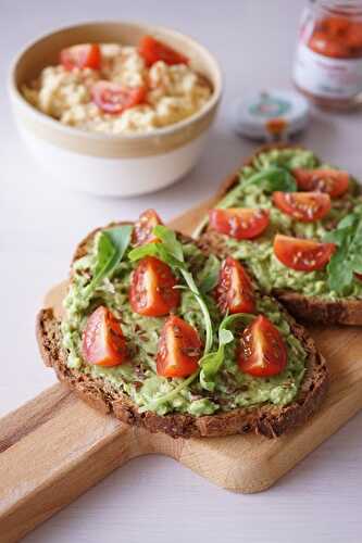 Tartines au guacamole et tomates cerises