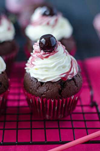 Cupcakes au chocolat et cerises