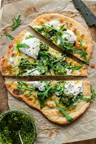 Pizz'naan au pesto d'ail des ours et burrata