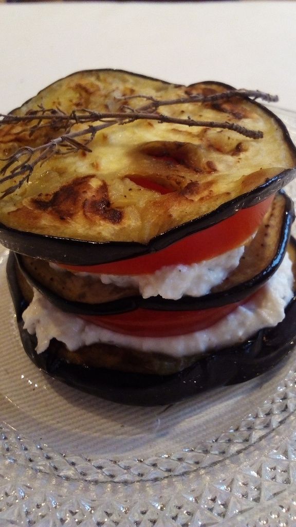 Mille-feuille d'aubergine au chèvre frais et à l'ail confit