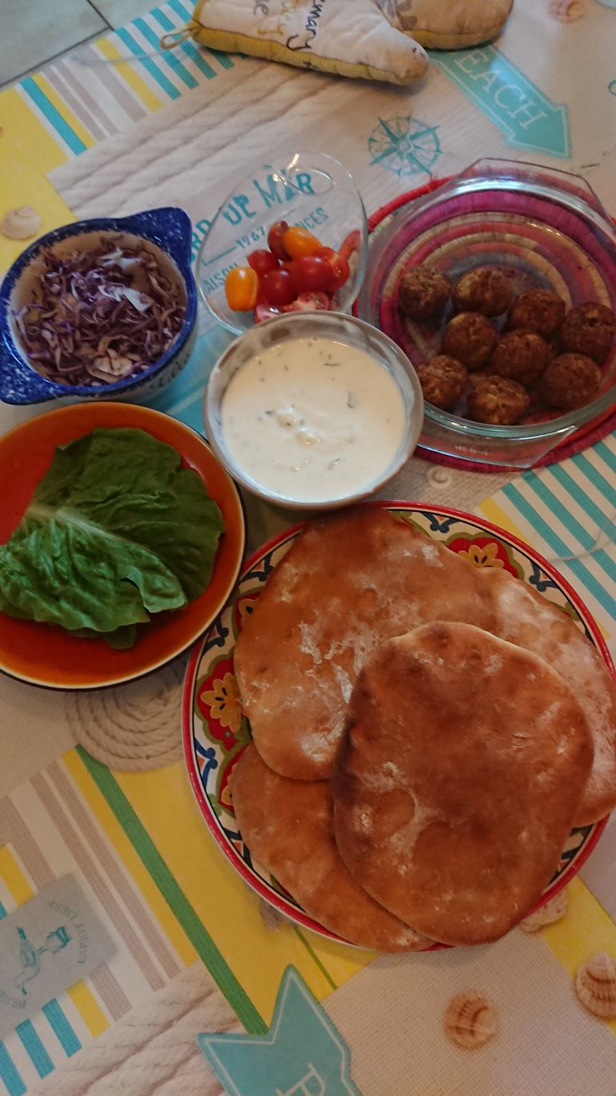 Pitas farcies aux falafels, chou rouge, tomates et salade