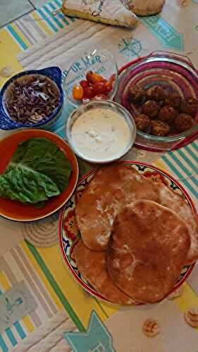 Pitas farcies aux falafels, chou rouge, tomates et salade