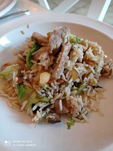 Riz sauté à l'aubergine et salade cuite