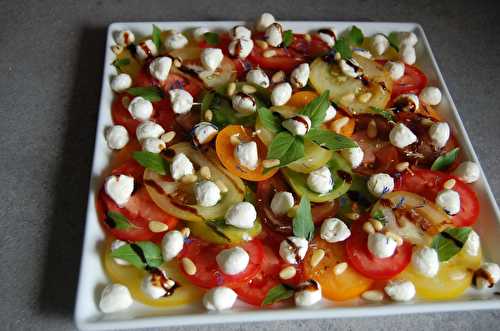 Assiette de tomates colorées