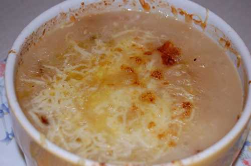 Soupe à l'oignon gratinée