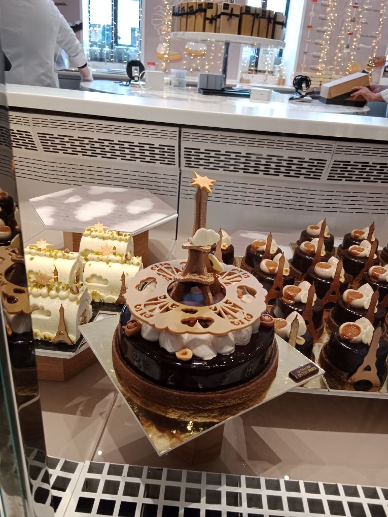 Sortie Parisienne entre la grande épicerie de Paris / le bon marché