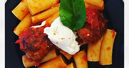 Boulettes de viande, sauce tomate au basilic, penne et burrata de Cyril Lignac