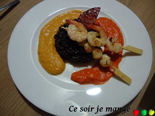 Risotto venere, coulis de poivron, de potiron, brochettes de crevettes et pétoncles, chips de chorizo