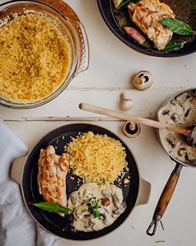 Poulet à l'étouffée, sauce girolles et semoule