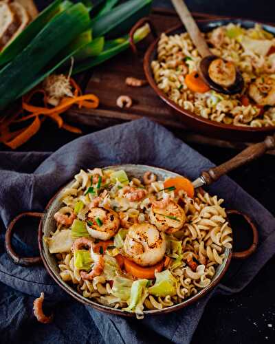 Pâtes au blé complet, poireaux, Saint Jacques et crevettes grises