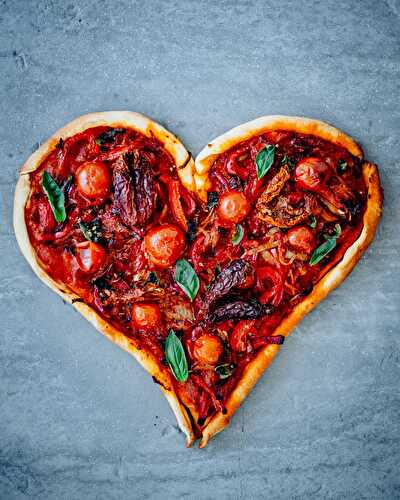 Pizza cœur - Tomates séchées, poivron rouge, oignons et basilic