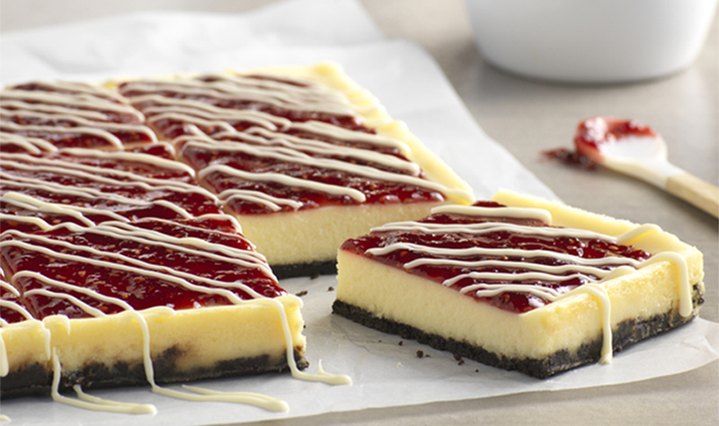 Barres de gâteau au fromage au chocolat blanc et à la framboise