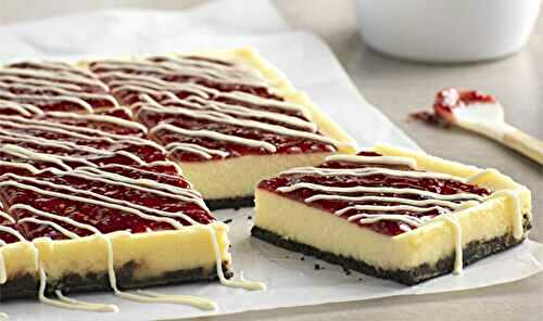 Barres de gâteau au fromage au chocolat blanc et à la framboise