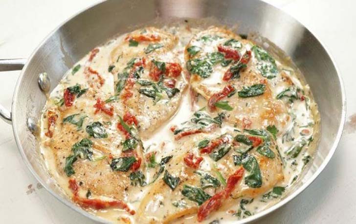 Blancs de poulet à la toscane cuits dans une sauce crémeuse au parmesan