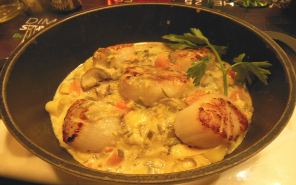 Cassolette de st-jacques à la bretonne sur lit de tagliatelles