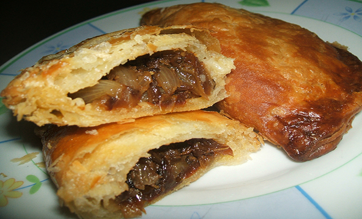 Chaussons Feuilletés a la Pissaladière