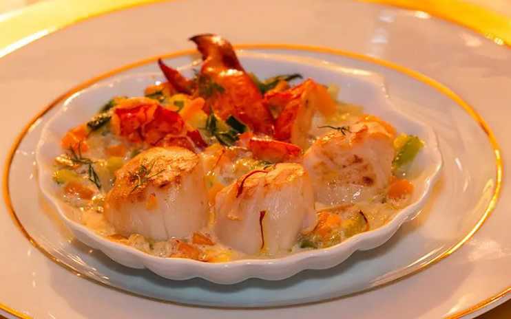 Coquille de Noix de St-Jacques et Homard au Champagne