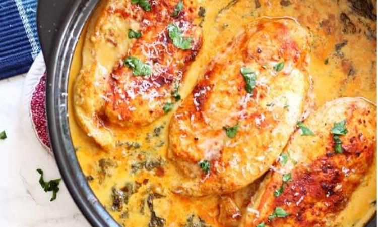 Du bon poulet qui cuit dans une sauce onctueuse